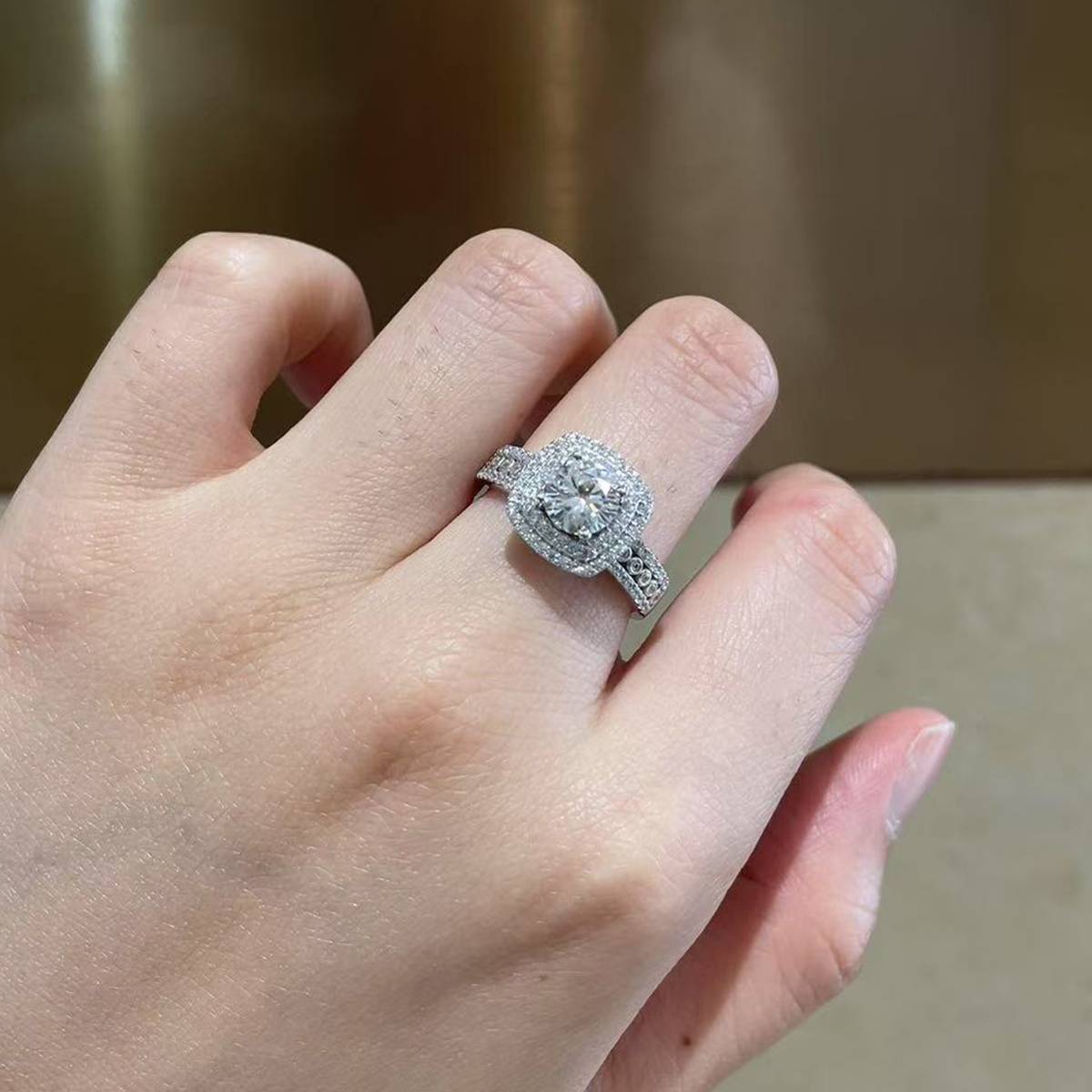 豪华方包女戒S925银镀白金定制选款主石莫桑钻1.0ct/副石高碳钻